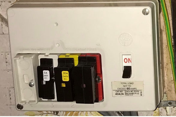 A picture of a rewireable fusebox which shows the main switch being rated to 60 amps/